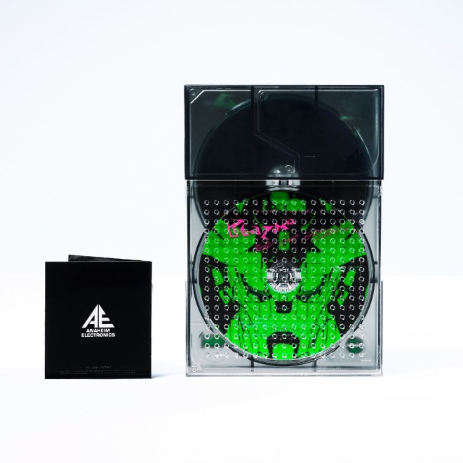 Kenshi Yonezu celebrates his 15th single “Plazma / BOW AND ARROW” with four editions, including controller device and HALO versions, illustrated by Yonezu himself. Poster campaigns and a live photo exhibition shot by Jiro Konami further mark this release.